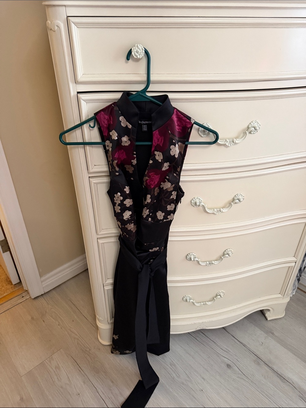 le chateau One-Shoulder Floral Sheath Dress in Black and Burgundy